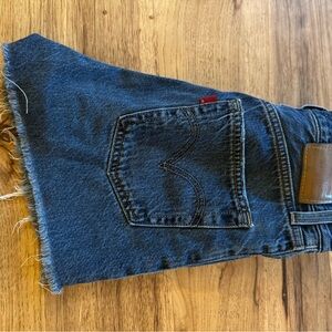 Levi's shorts- woman’s size 26
Great condition